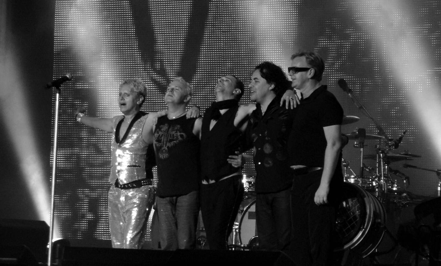 Dave Gahan, Martin Gore et Andy Fletcher saluent le public à Bilbao en 2009
