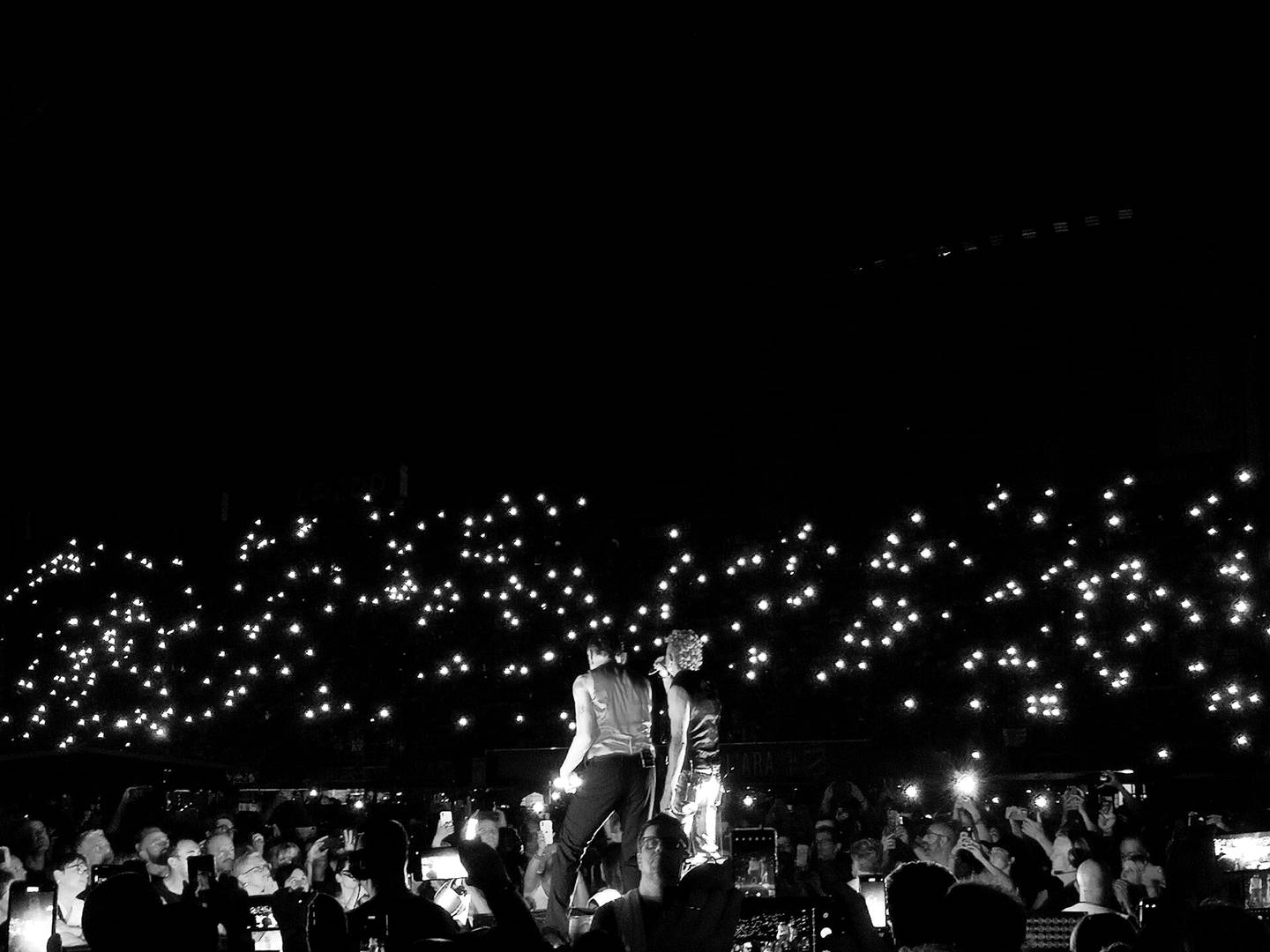 Le public de Bologne, téléphones allumés, pendant un concert de Depeche Mode en 2023