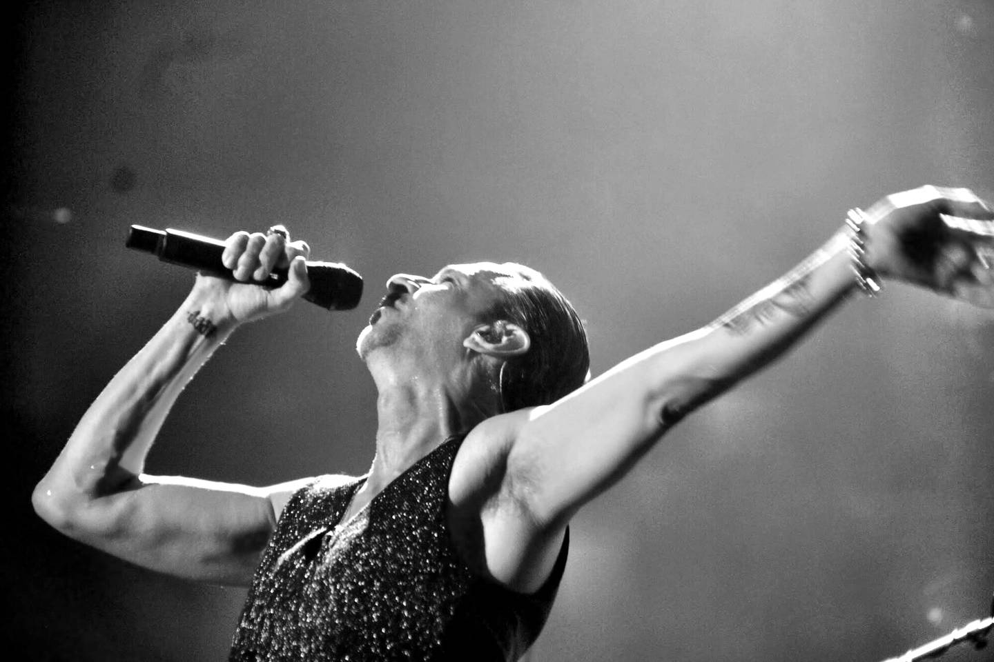 Dave Gahan bras ouverts sur scène à Denver en 2017