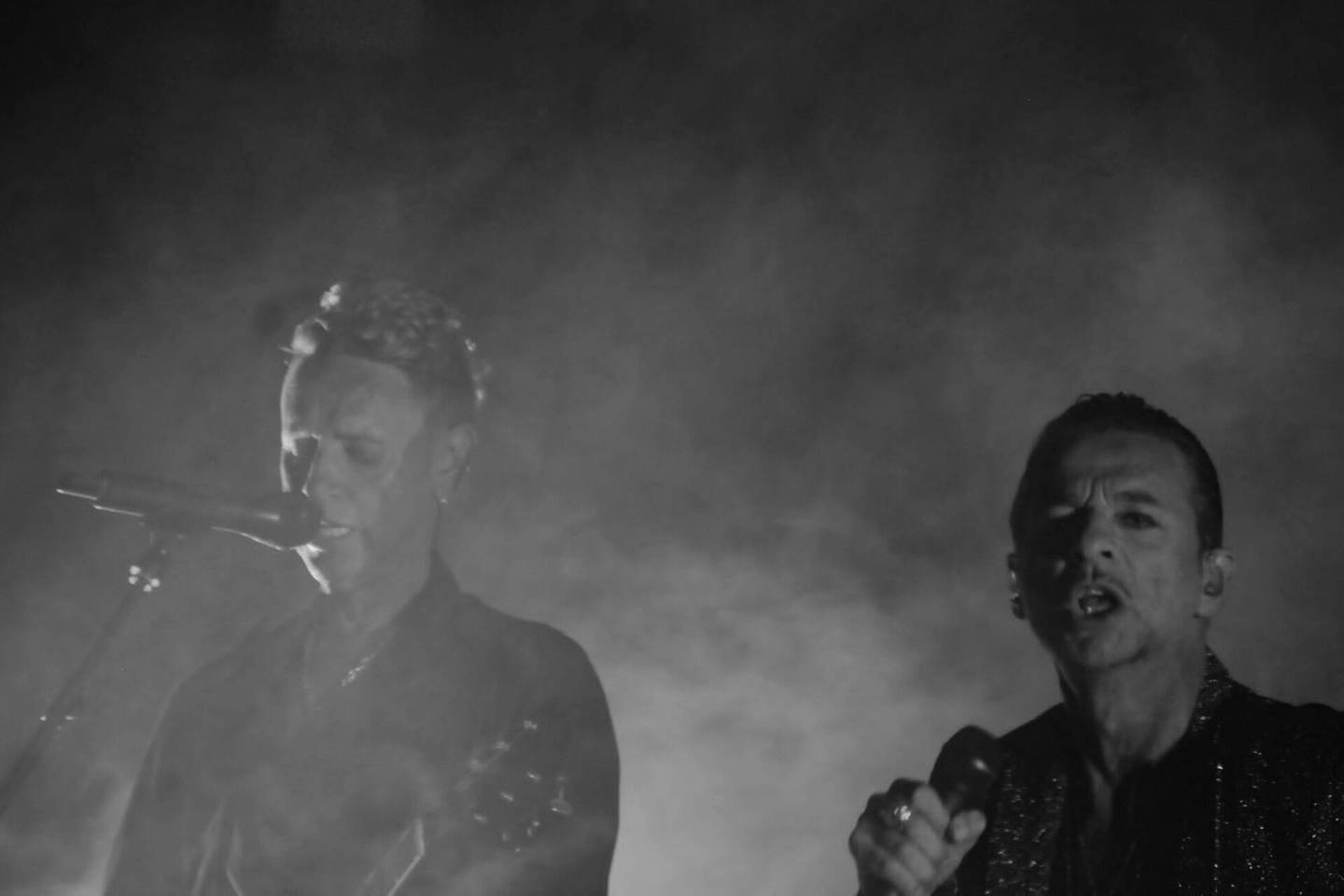Martin Gore et Dave Gahan dans la fumée à Denver en 2017